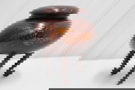 Chinese Lacquer Tea Caddy: Chinese Lacquer Tea Caddy. Diam 13 cm. H 13 cm.