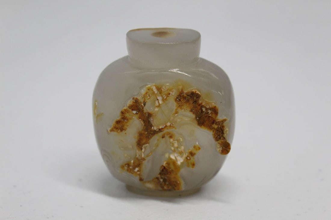 Chinese Carved Agate Snuff Bottle: Chinese Carved Agate Snuff Bottle. H 5 cm