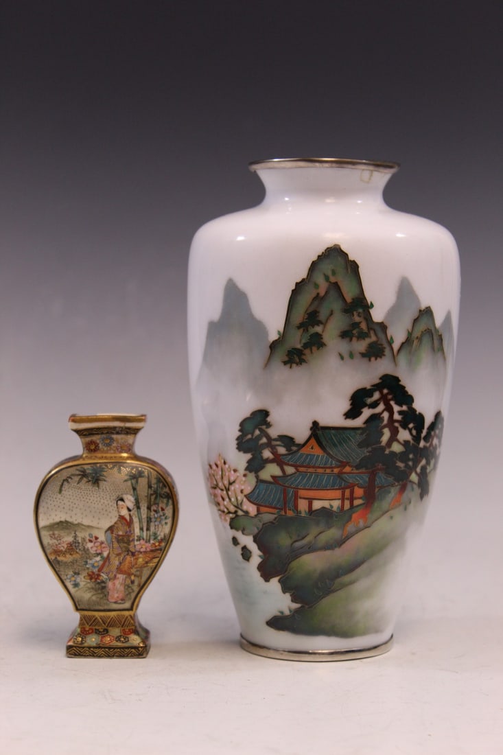 Two Japanese Vases: Two Japanese Vases. Taller H 18 cm. As Is.