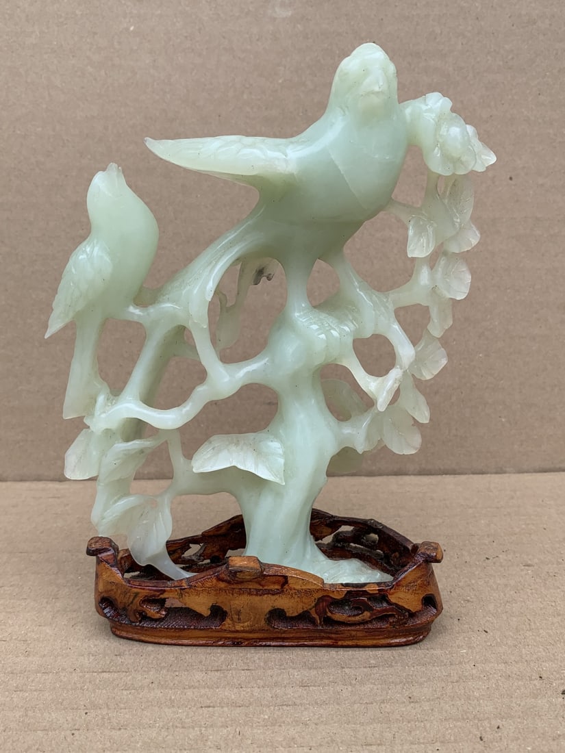Chinese carved jade figure of birds. (1 of 7)