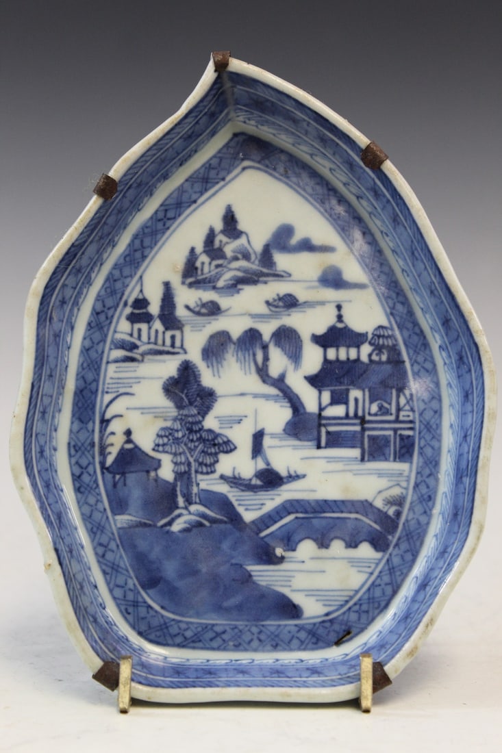 Chinese Canton Export Blue and White Leaf-shaped Porcelain Dish (1 of 6)