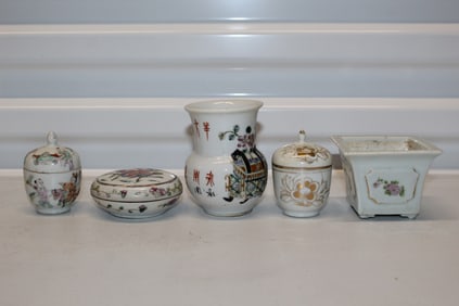 Group of five Chinese famille rose porcelain pieces