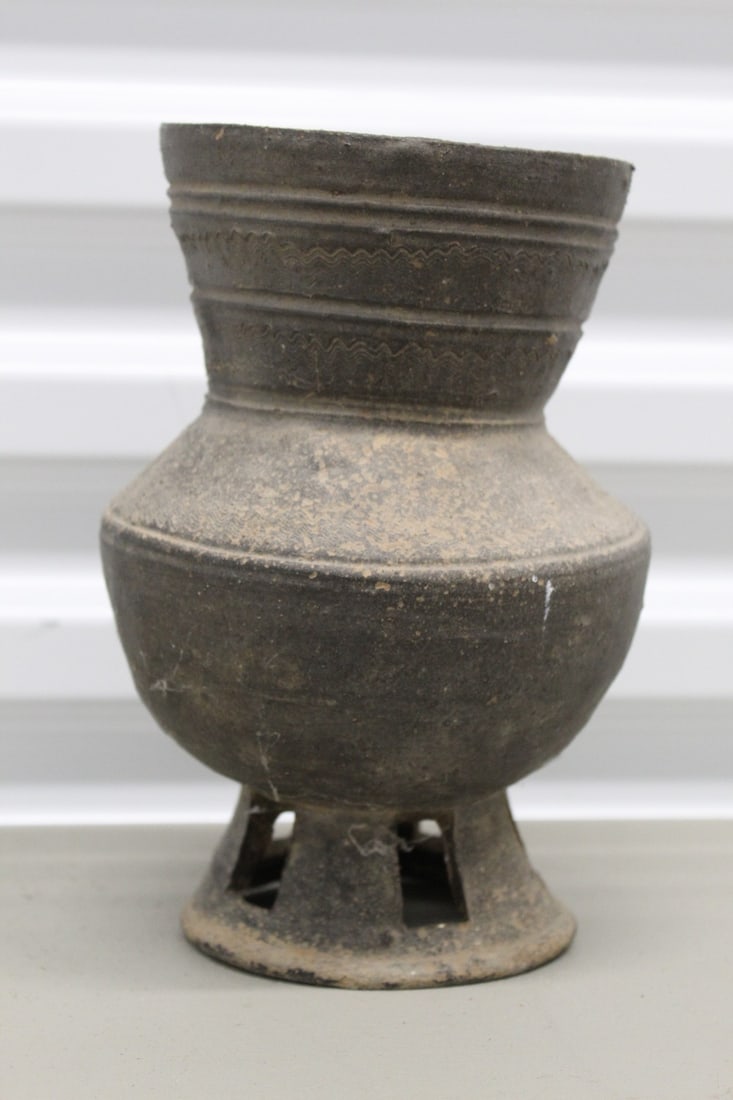 Korean pottery vase (1 of 6)