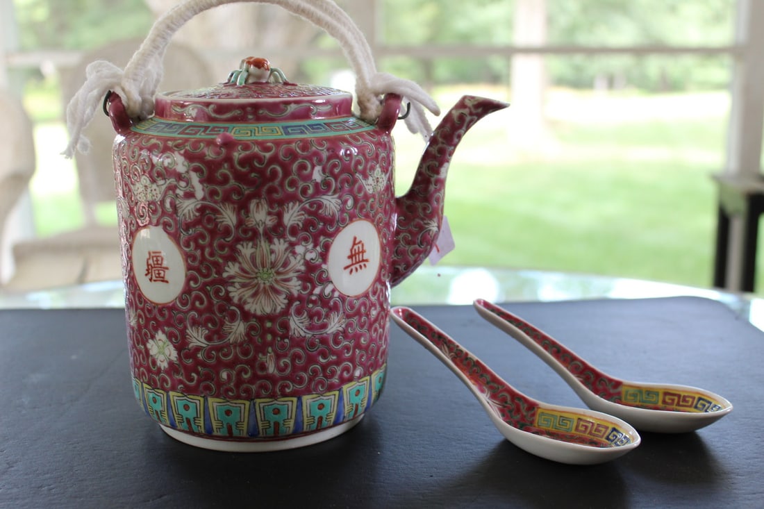 Chinese famille rose porcelain teapot and two spoons: Chinese famille rose porcelain teapot and two spoons. Teapot length 19 cm. H 17 cm.