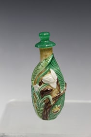 Chinese Famille Rose Lotus Leaves and Flower Porcelain Snuff Bottle