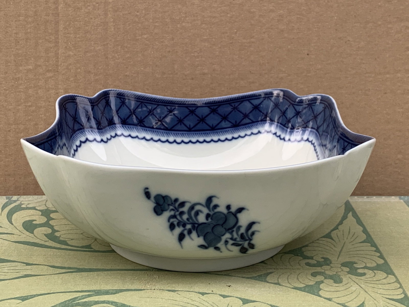 Blue and white porcelain bowl.: Blue and white porcelain bowl. L 17 cm. Ht 4 cm.