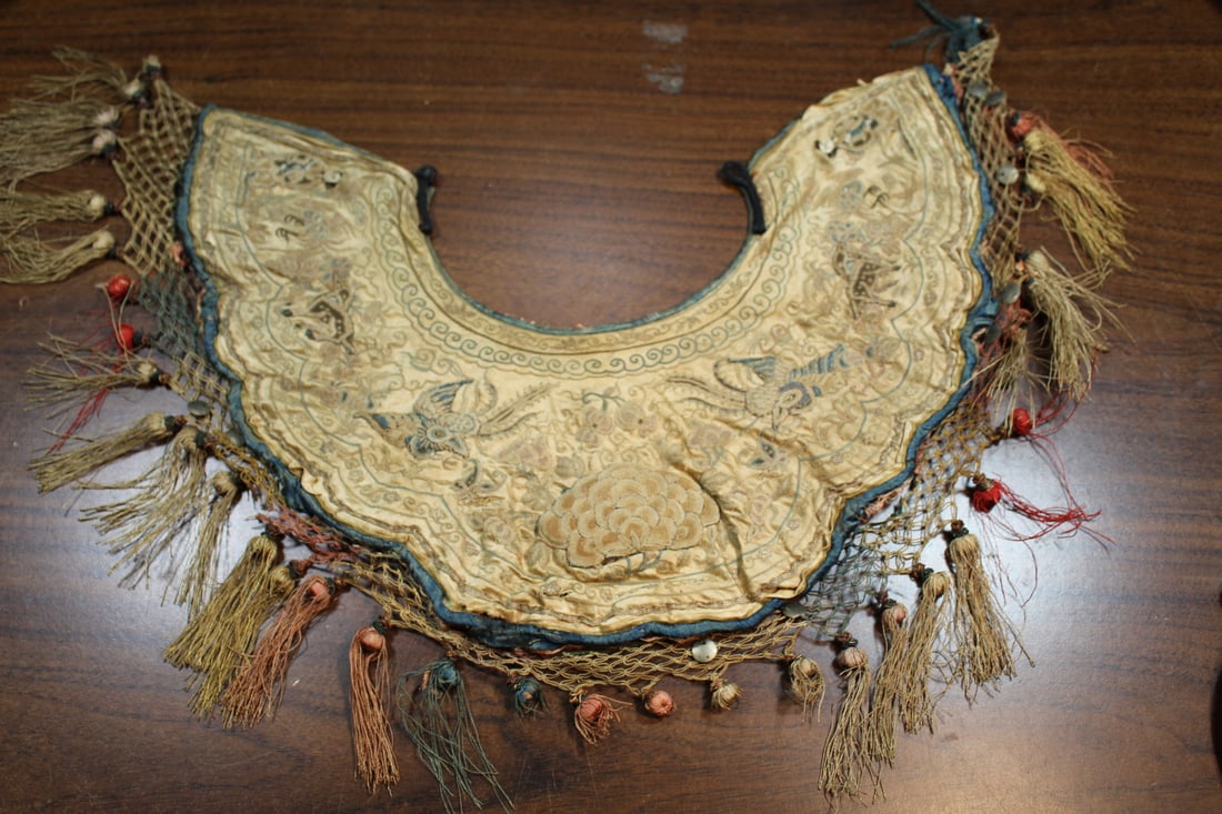 Antique Chinese Silk Embroidery Collar: Antique Chinese Silk Embroidery Collar. L 37 cm.