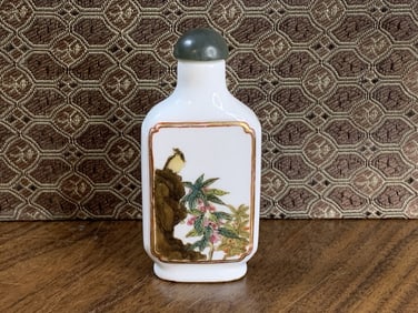 Chinese famille rose porcelain snuff bottle