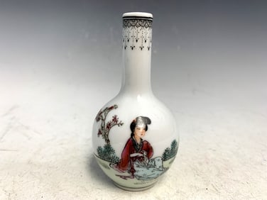 Small Chinese famille rose porcelain vase.