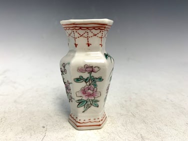 Chinese famille rose porcelain vase.