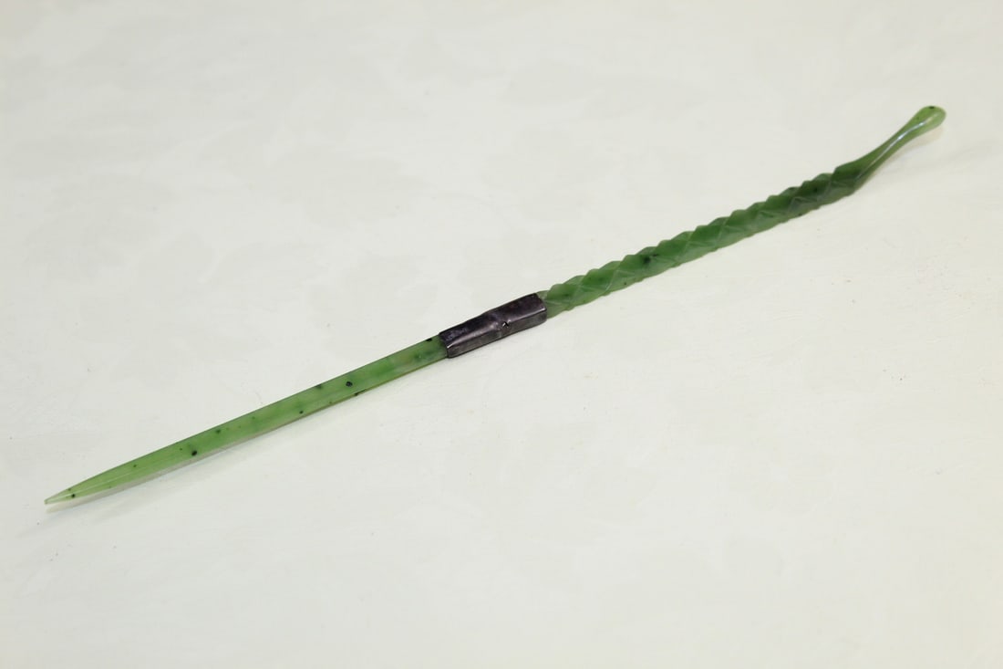 Antique Chinese Spinach Jade Hairpin: Antique Chinese Spinach Jade Hairpin. L 18 cm.