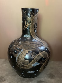 Large Chinese porcelain vase with dragon decoration, Qianlong Mark