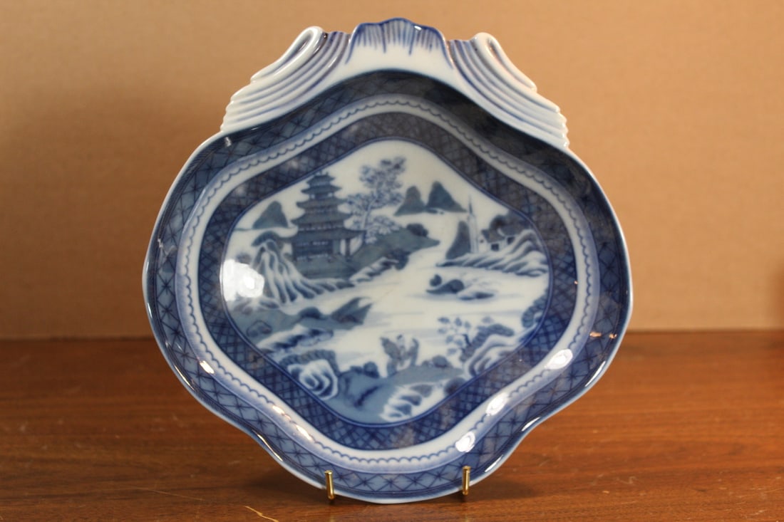 Canton Style Vist Alegre Portugal Mottahedeh Shell Blue and White Porcelain Dish (1 of 5)