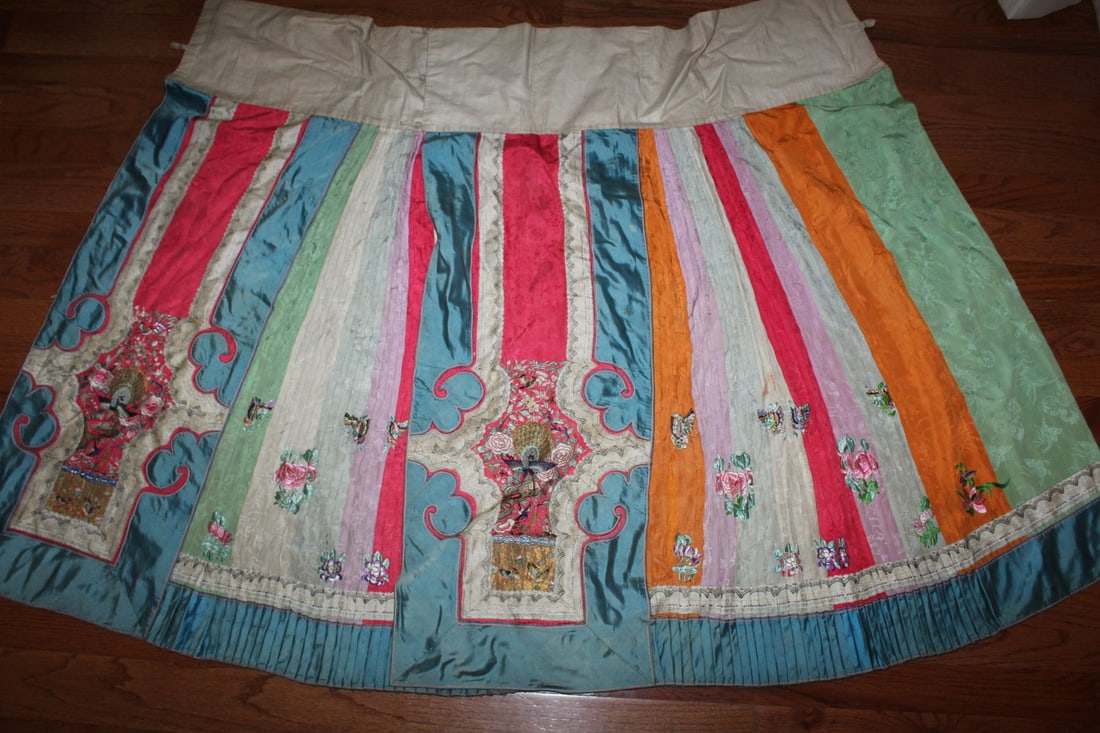 Chinese Silk Embroidery Skirt: Chinese Silk Embroidery Skirt. Size 145 x 97 cm.