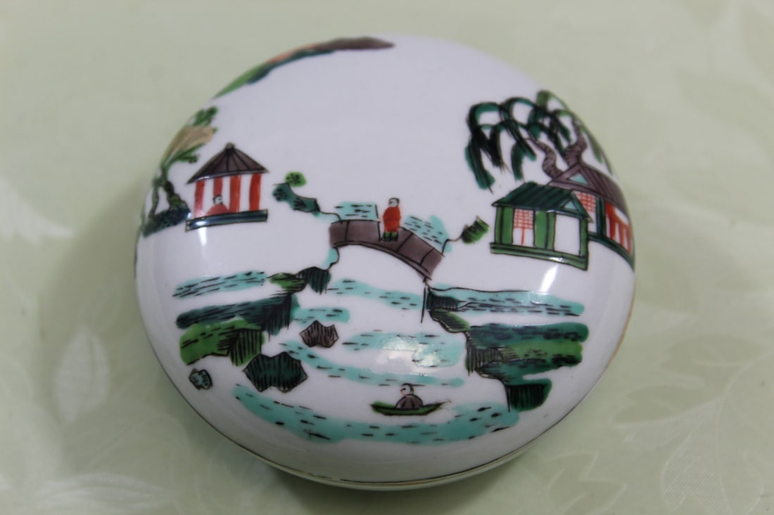 Chinese Famille Rose Porcelain Ink Box: Chinese Famille Rose Porcelain Ink Box. Diam 7 cm, H 3 cm.