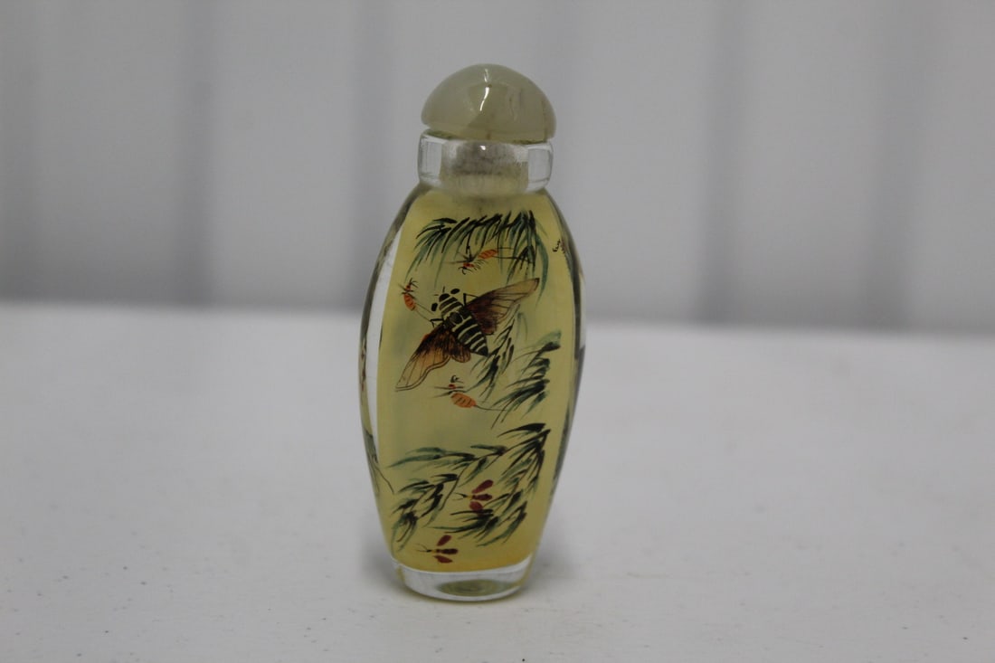 Chinese Reverse Painted Glass Snuff Bottle: Chinese Reverse Painted Glass Snuff Bottle. H 8 cm