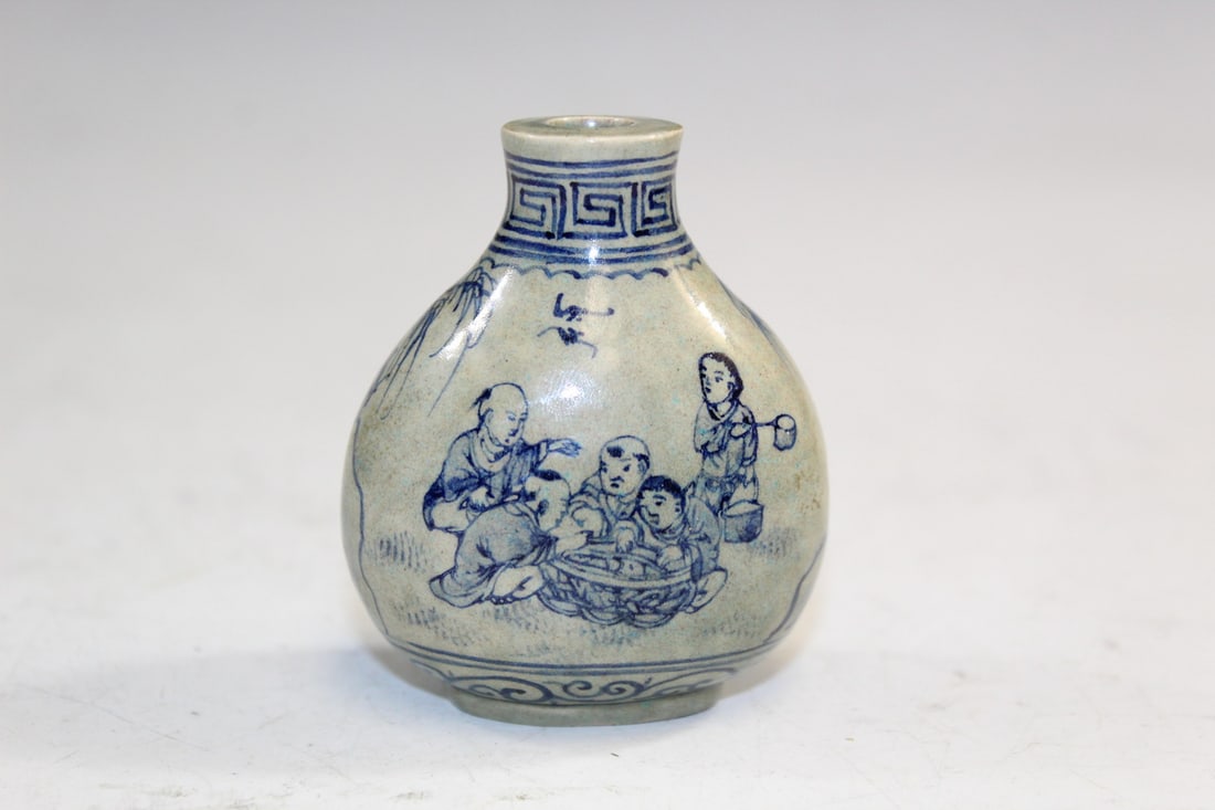 Chinese Blue and White Porcelain Snuff Bottle: Chinese Blue and White Porcelain Snuff Bottle. H 7 cm.