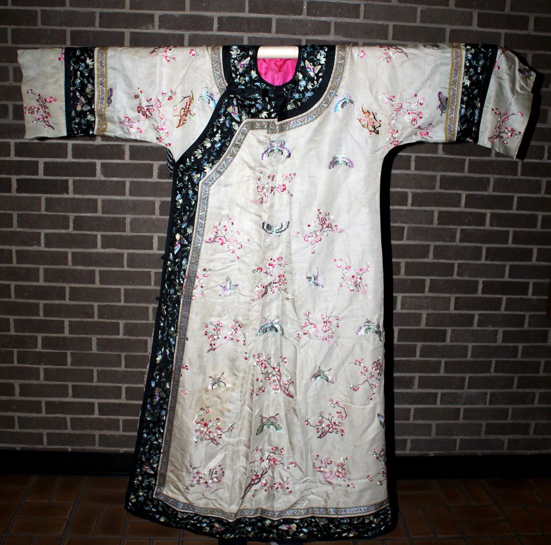 Chinese Silk Embroidery Lady's Robe Changyi. (1 of 9)