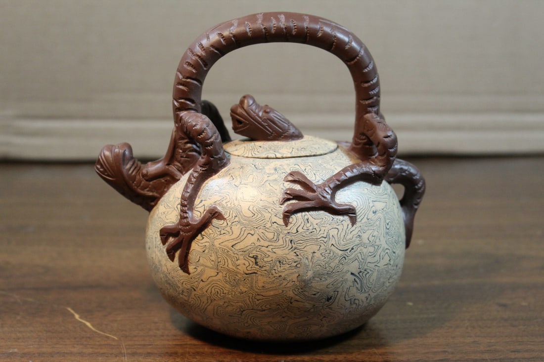 Chinese Yixing Teapot: Chinese Yixing Teapot. L 14 cm.