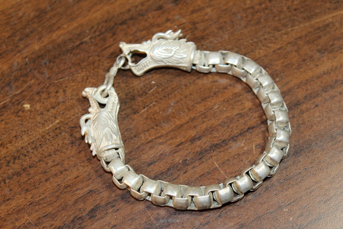 Silver bracelet: Silver bracelet. Length 18 cm.