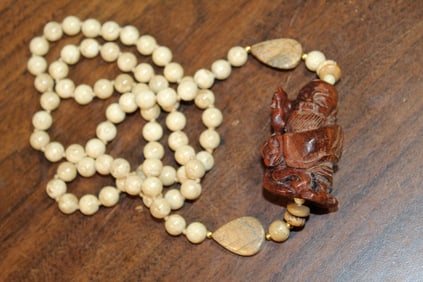 Necklace with carved wood Shoulao