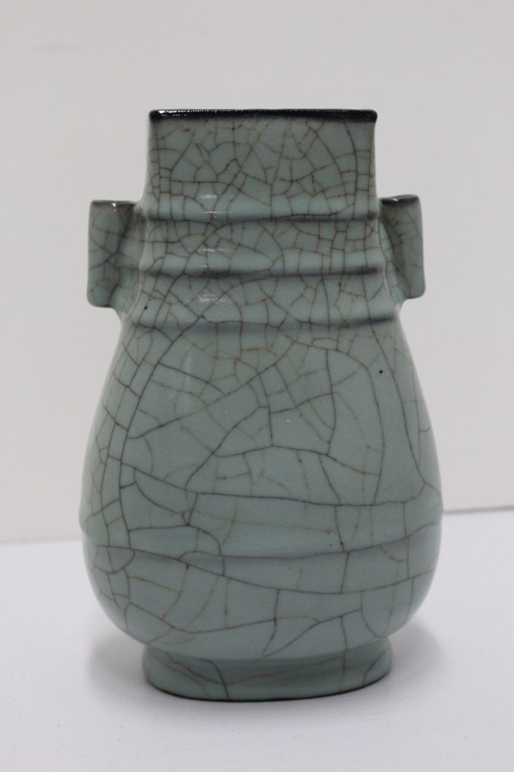 Chinese Guan Ware Porcelain Vase. (1 of 9)