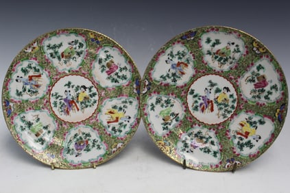 Pair of Japanese Porcelain Dishes in Chinese Export Style.