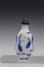 Chinese blue-overlay glass snuff bottle