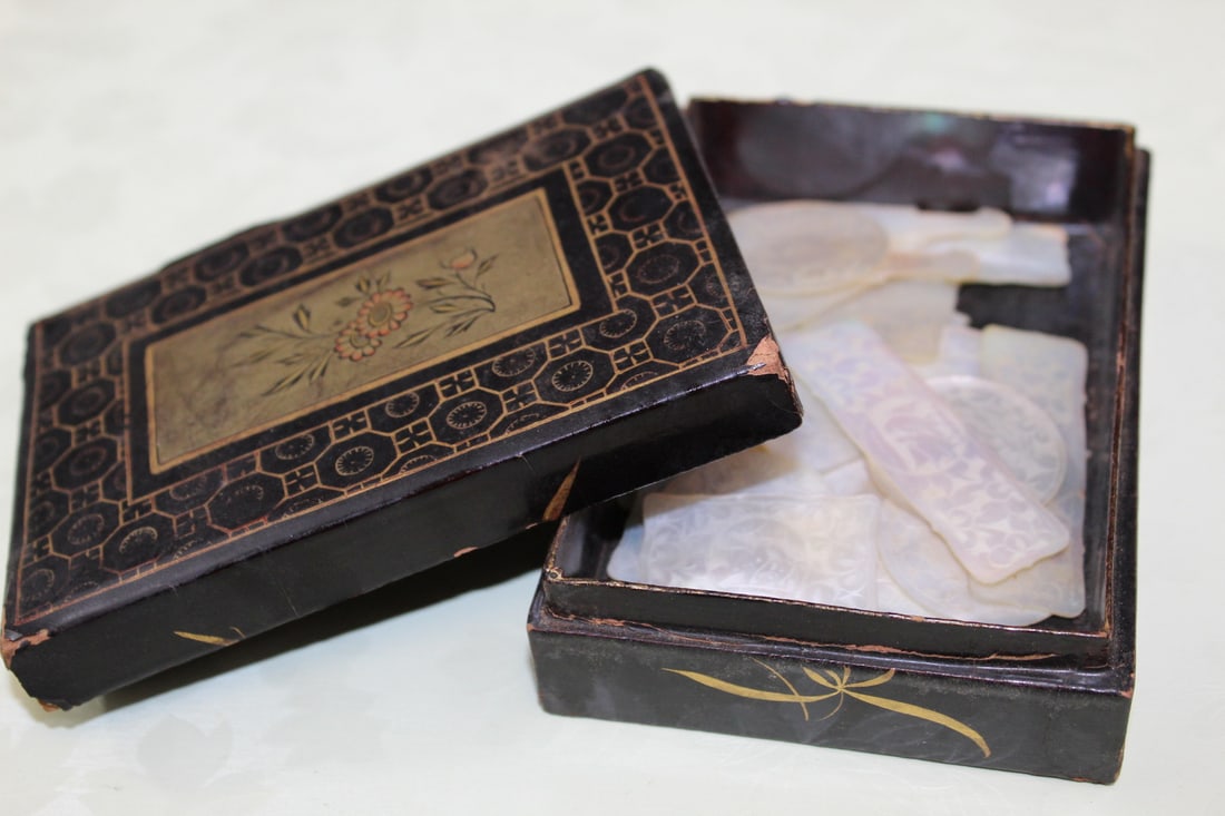 Chinese Export Lacquer Box with Carved Mother-of-Pearl Gaming Chips Counters (1 of 7)