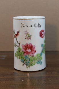 Chinese famille rose porcelain brush pot: Chinese famille rose porcelain brush pot. H 12 cm. Diam 7 cm.