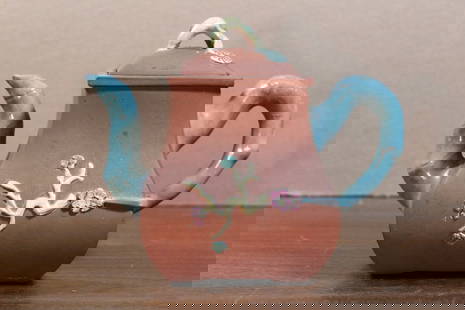 Chinese Yixing teapot: Chinese Yixing teapot. H 14 cm. Length 18 cm.