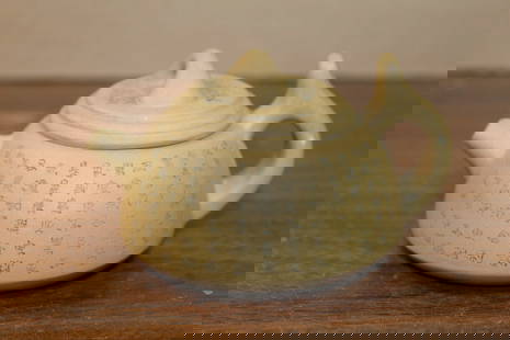 Chinese Yixing teapot: Chinese Yixing teapot. H 5 cm. Length 11 cm.