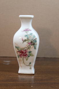 Chinese famille rose porcelain vase: Chinese famille rose porcelain vase. H 14 cm