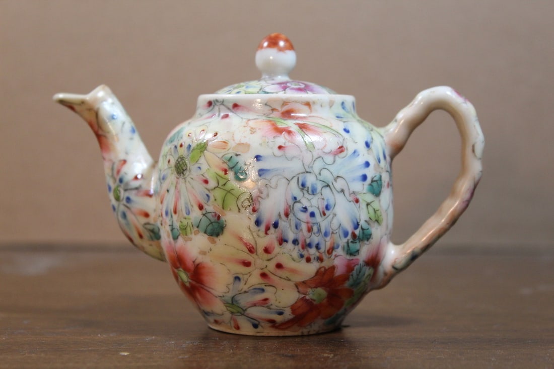 Chinese famille rose porcelain teapot (1 of 7)