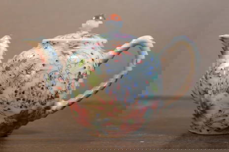 Chinese famille rose porcelain teapot: Chinese famille rose porcelain teapot. H 9 cm. Length 13 cm.