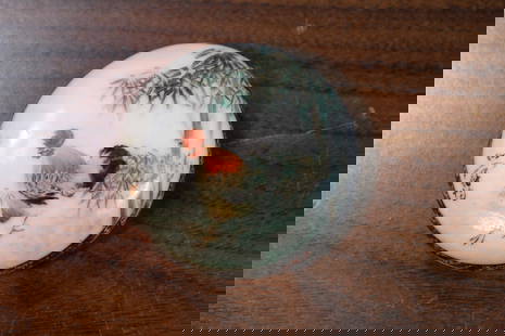 Chinese famille rose porcelain box: Chinese famille rose porcelain box. Diam 6.5 cm. H 2 cm