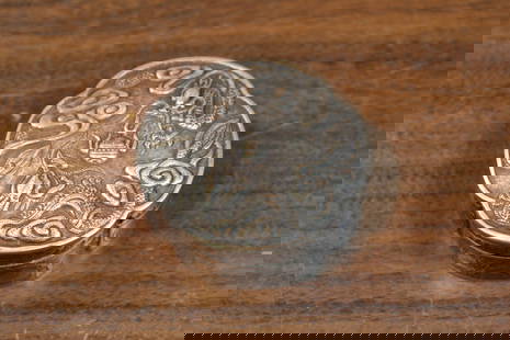 Chinese silver snuff box: Chinese silver snuff box. Diam 6 cm. H 2.5 cm. Wt 65 grams.