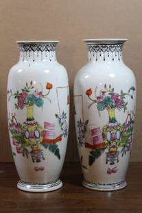 Pair of Chinese famille rose porcelain vases: Pair of Chinese famille rose porcelain vases. H 22 cm.