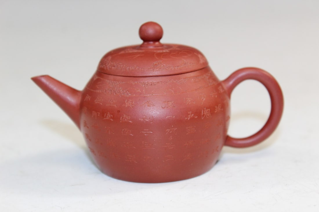 Chinese Yixing teapot: Chinese Yixing teapot. L 10 cm. H 5 cm.