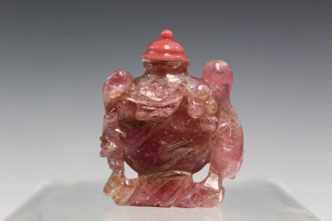 Chinese Carved Tourmaline Snuff Bottle: Chinese Carved Tourmaline Snuff Bottle. H 6 cm.