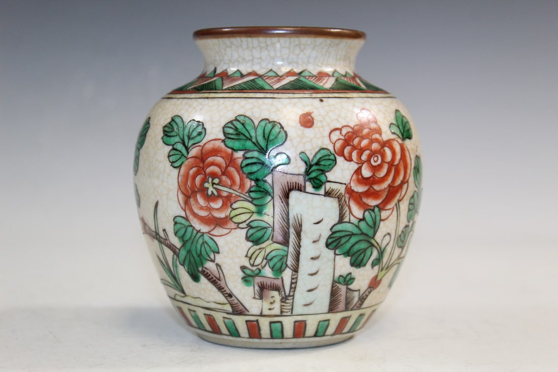 Chinese Famille Rose on Crackle Glaze Porcelain Jar: Chinese Famille Rose on Crackle Glaze Porcelain Jar. H 11 cm, Diam 11 cm.