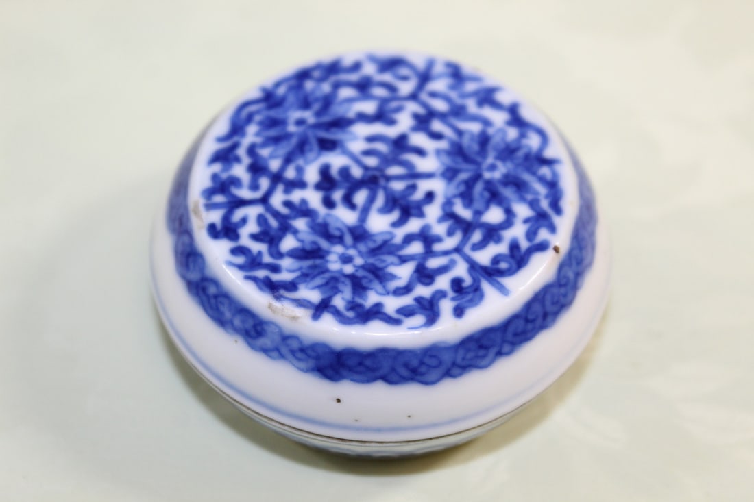 Chinese Blue and White Porcelain Small Box (1 of 6)