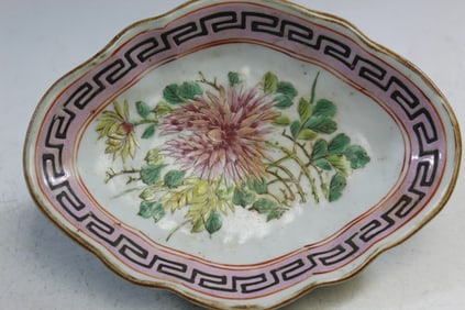 Chinese Oval Shaped Famille Rose Porcelain Dish