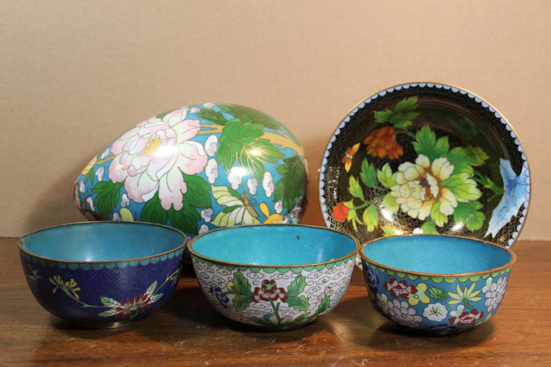 Four Chinese Cloisonne Bowls and One Cloisonne Ball: Four Chinese Cloisonne Bowls and One Cloisonne Ball. Ball length 20 cm. Diameter 13 cm. Largest bowl height 5 cm. Diameter 15 cm.