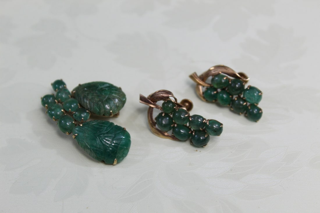 14 K Gold Green Stone Brooch and Earrings.: 14 K Gold Green Stone Brooch and Earrings.. Pendant 4 cm.