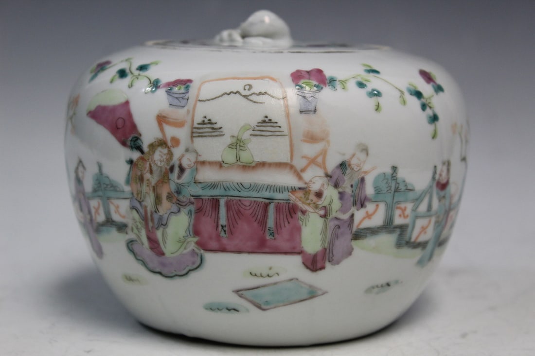 Chinese Famille Rose Porcelain Jar: Chinese Famille Rose Porcelain Jar. Diam 13 cm. H 10 cm. Republic period.