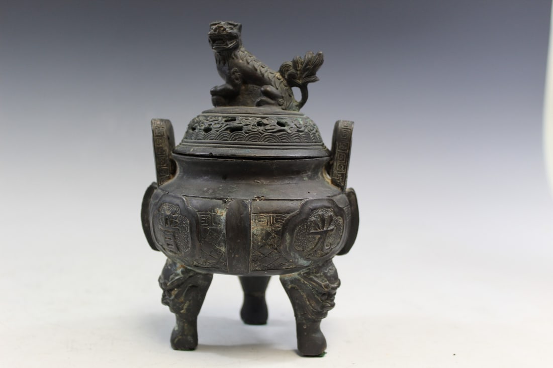 Chinese Bronze Incense Burner: Chinese Bronze Incense Burner. H 17 cm, L 11 cm.