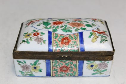 Chinese famille rose porcelain box