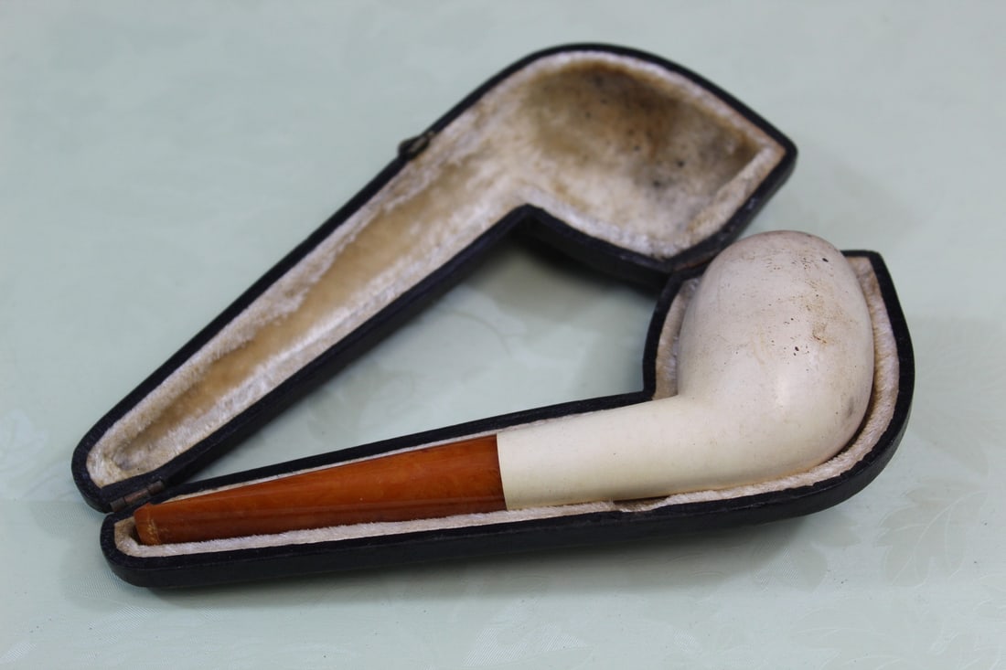 Old Smoking Pipe in Box: Old Smoking Pipe in Box. Box L 15 cm.