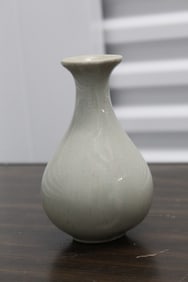Chinse Celadon Glazed Yuhuchun Porcelain Vase